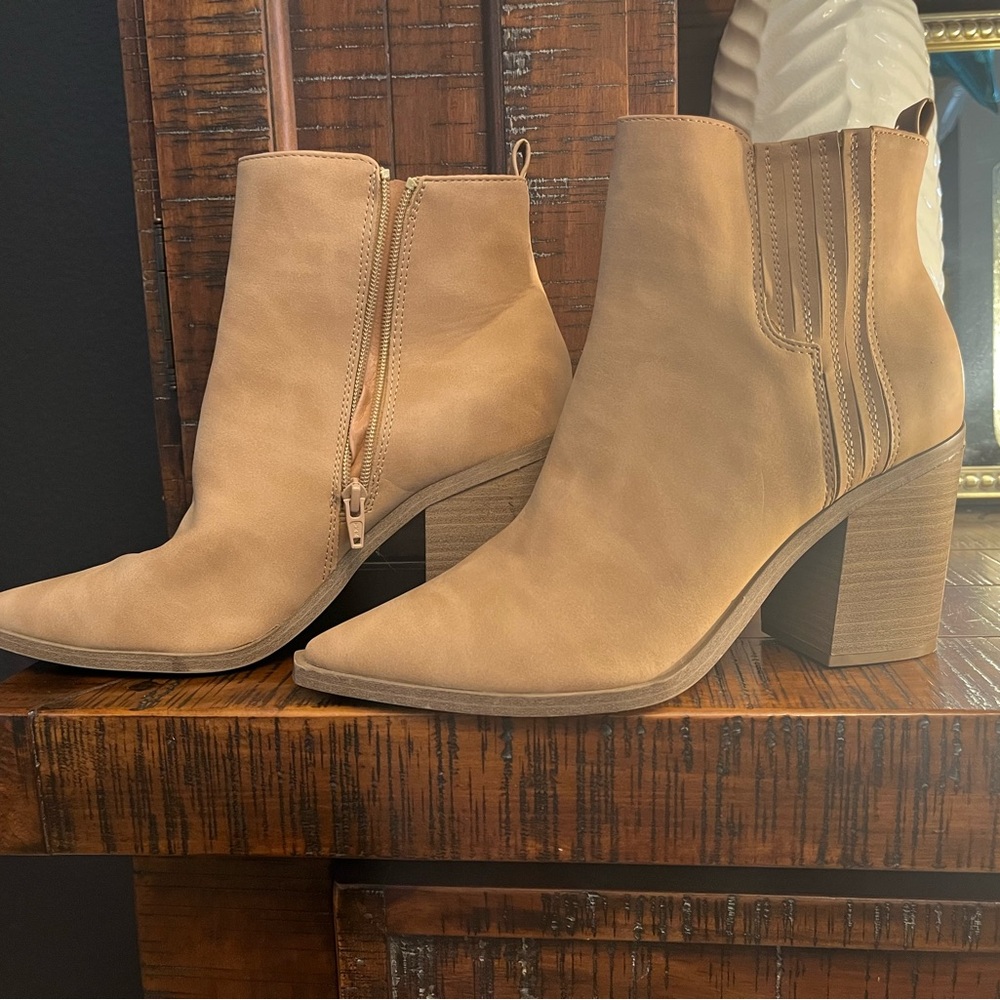 Universal Thread Tan Boots Size 11 Ankle Boots